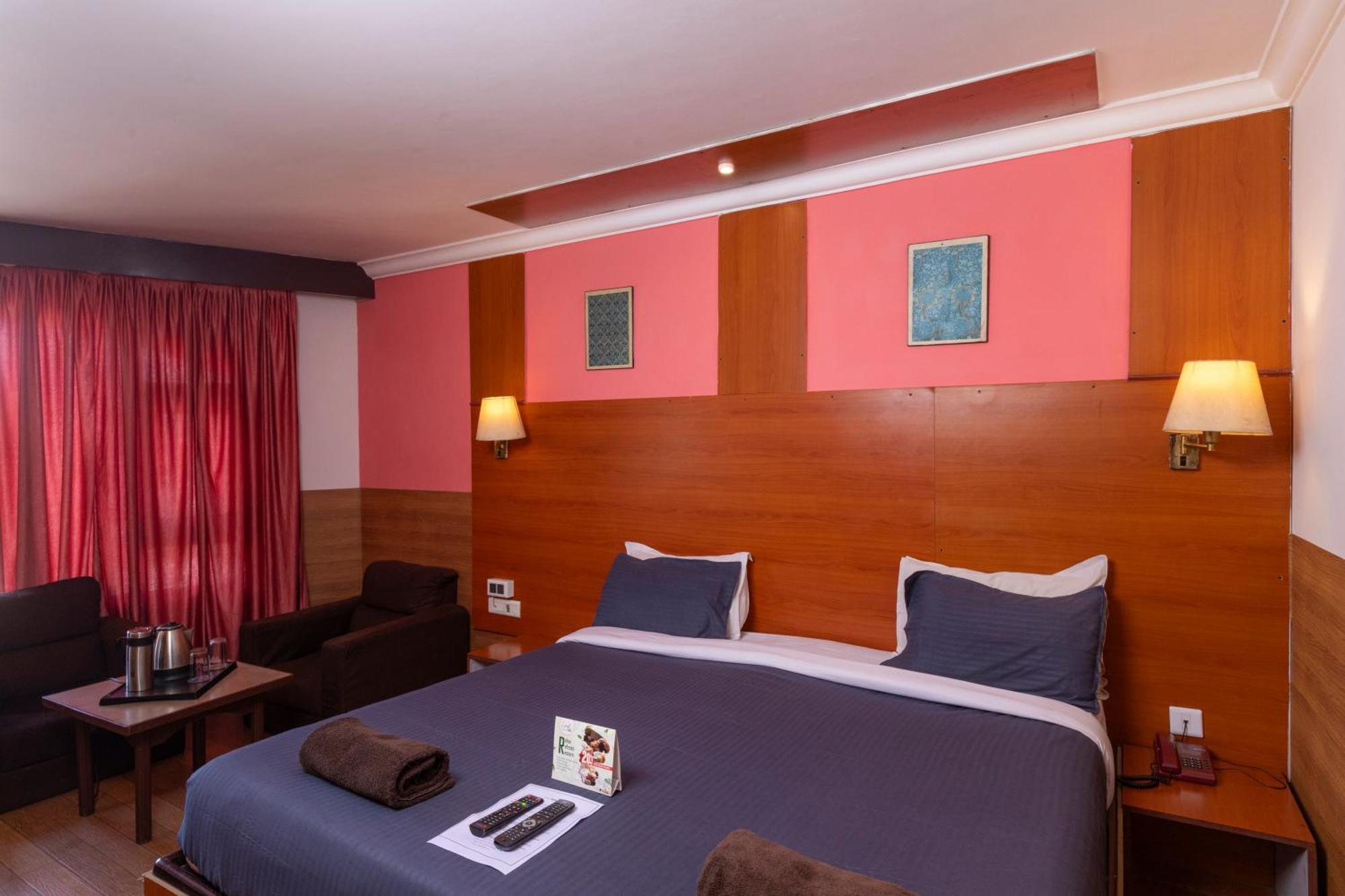 Devi Enterprises - Hotel Khems Ooty Buitenkant foto