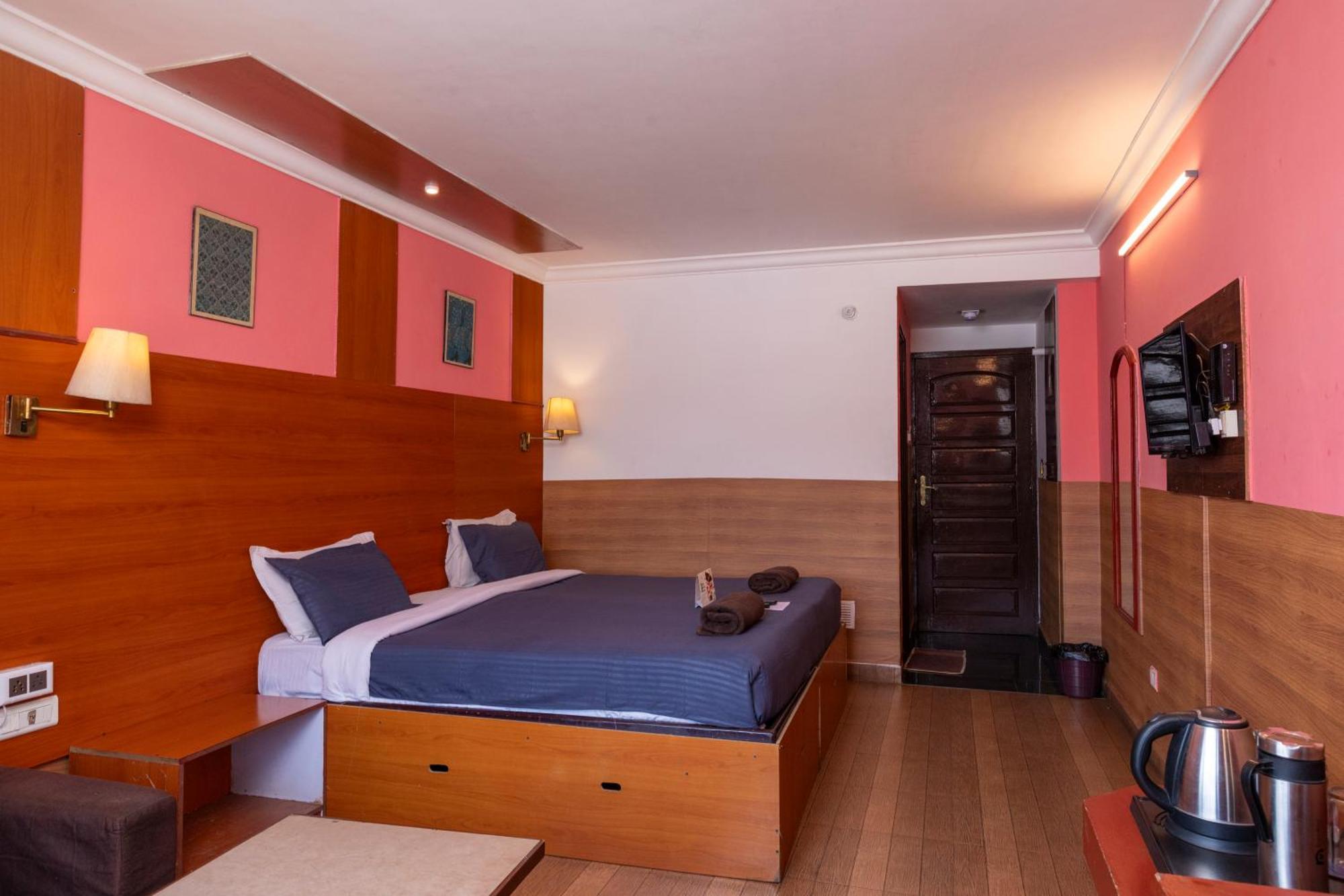 Devi Enterprises - Hotel Khems Ooty Buitenkant foto