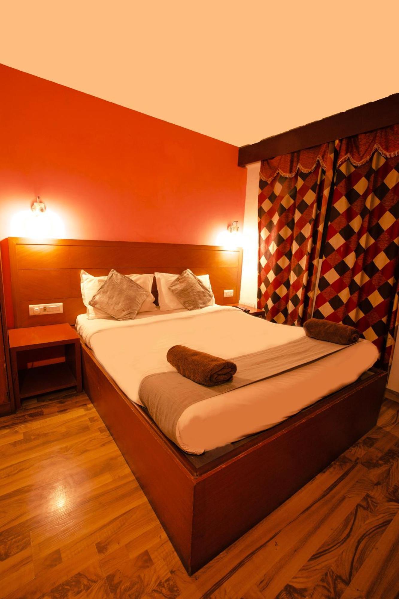 Devi Enterprises - Hotel Khems Ooty Buitenkant foto