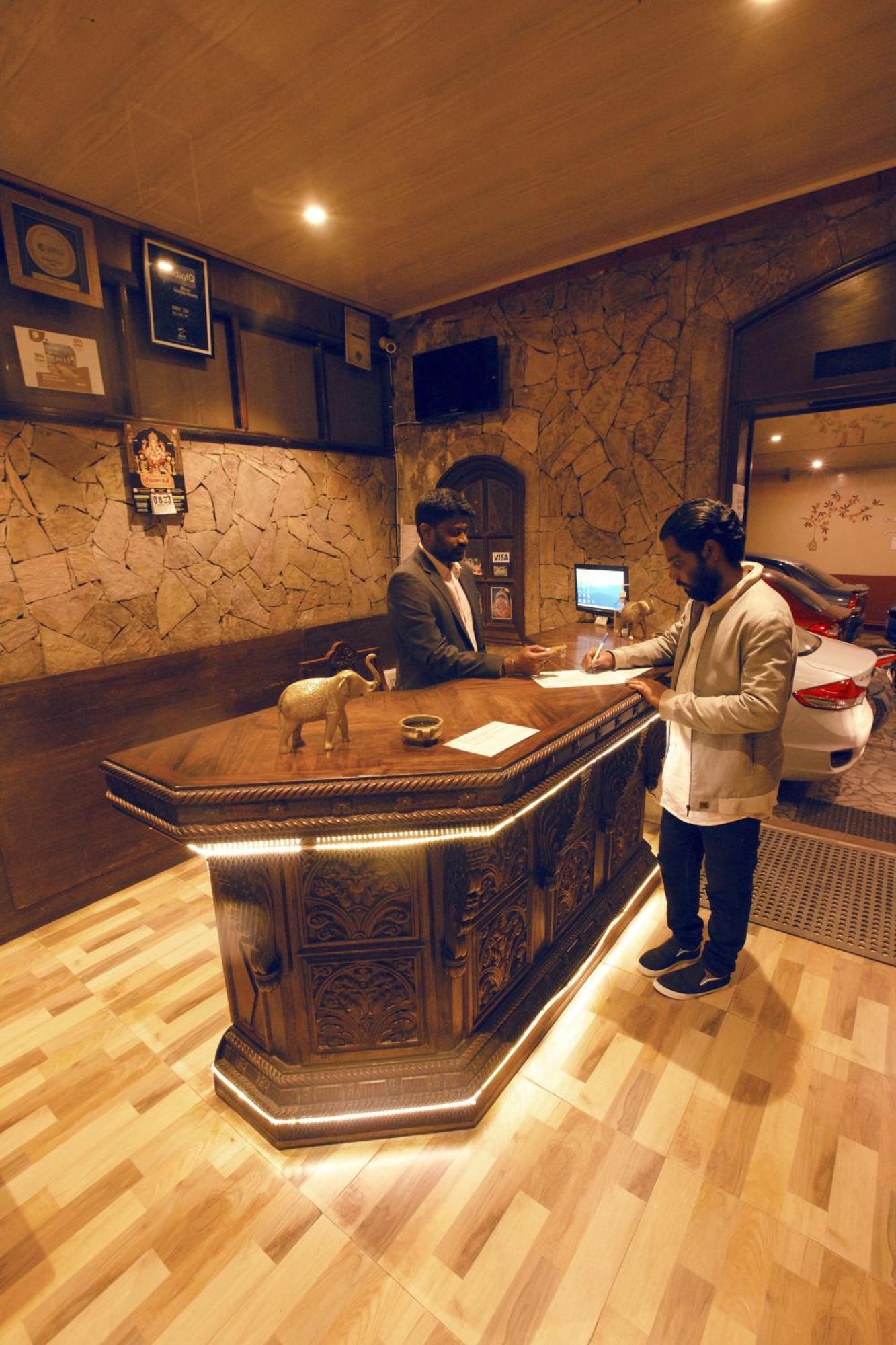 Devi Enterprises - Hotel Khems Ooty Buitenkant foto