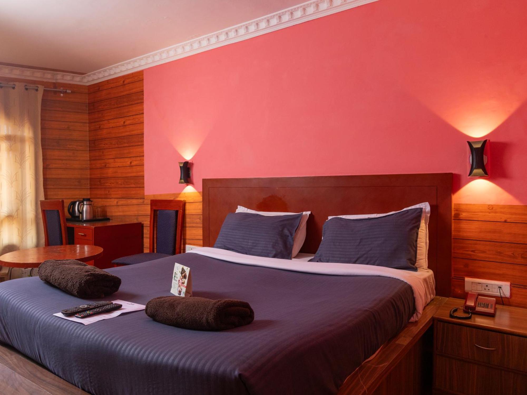 Devi Enterprises - Hotel Khems Ooty Buitenkant foto