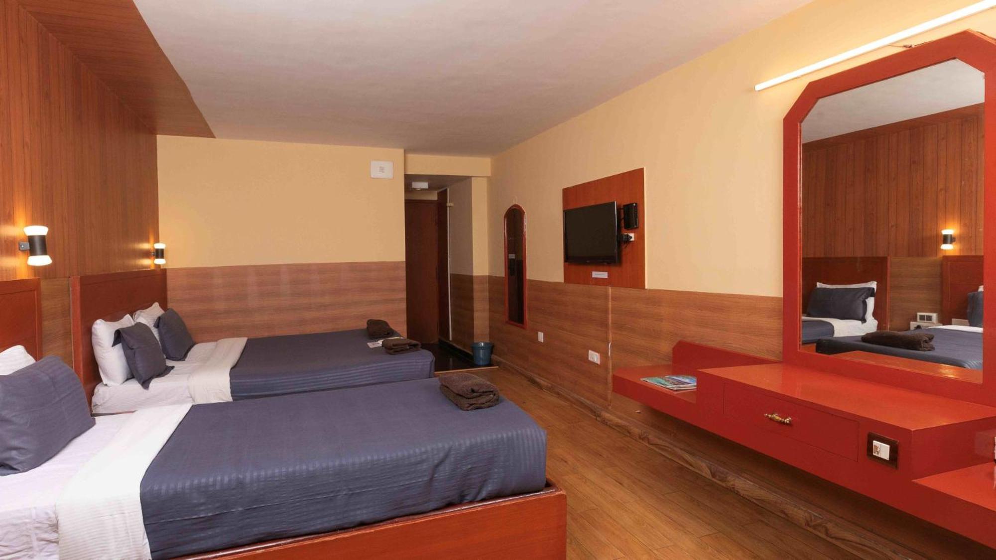 Devi Enterprises - Hotel Khems Ooty Buitenkant foto