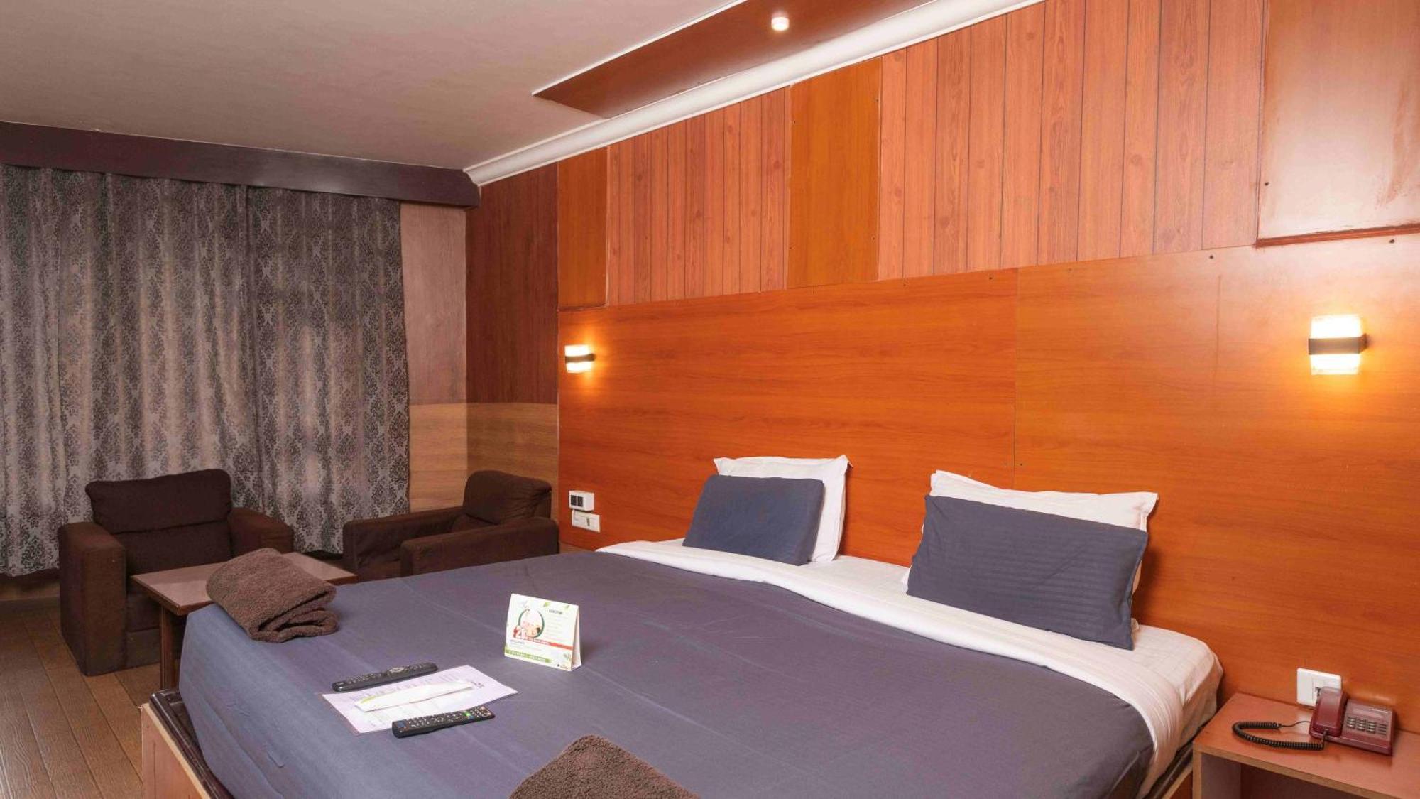 Devi Enterprises - Hotel Khems Ooty Buitenkant foto