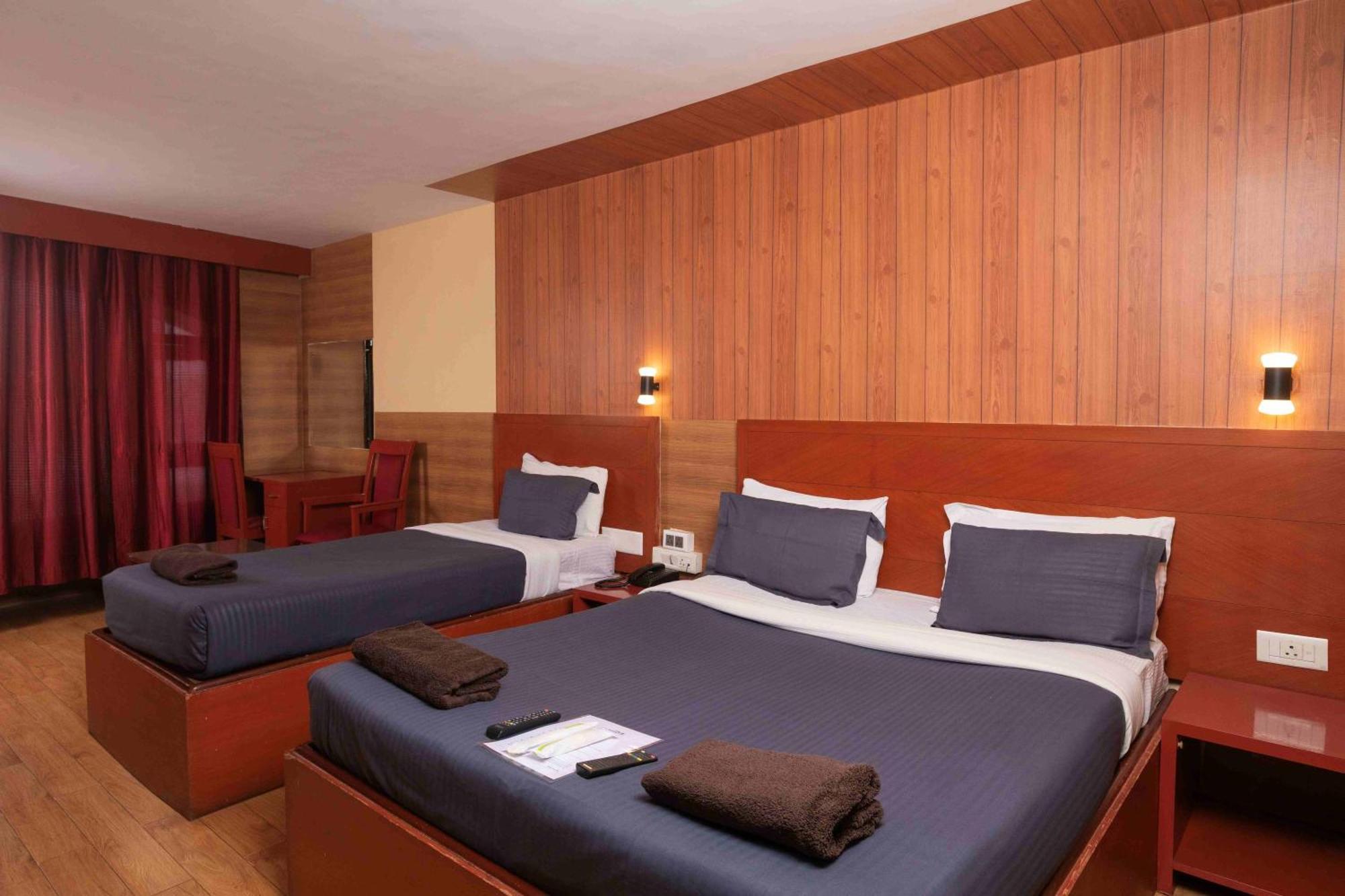 Devi Enterprises - Hotel Khems Ooty Buitenkant foto
