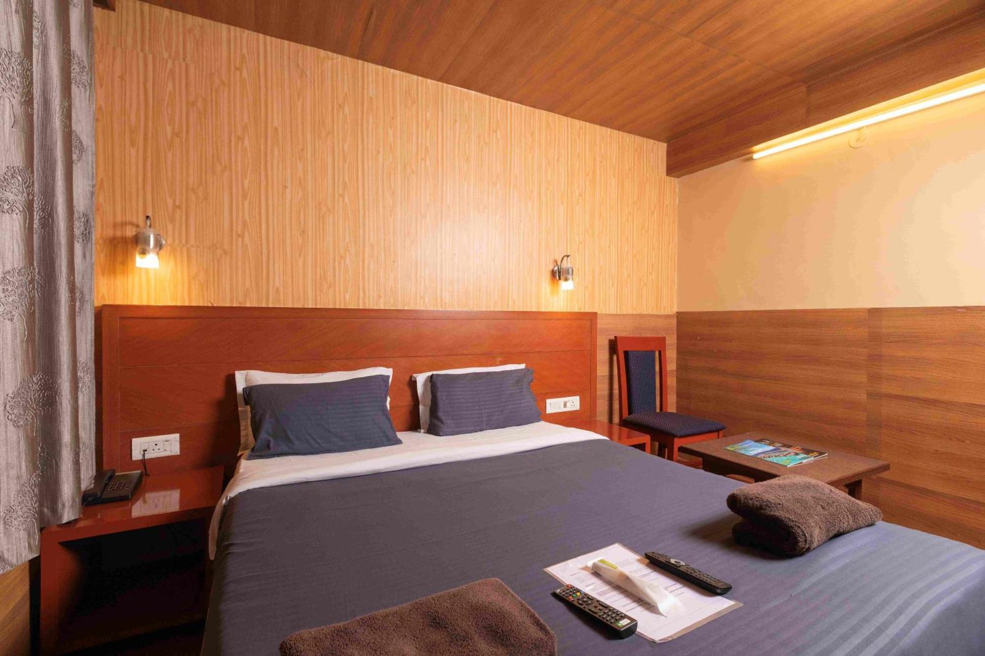 Devi Enterprises - Hotel Khems Ooty Buitenkant foto